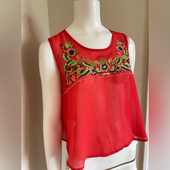 GB Embroidered Red Colorful Cropped Sleeveless Blouse Size Large - Picture 3 of 9